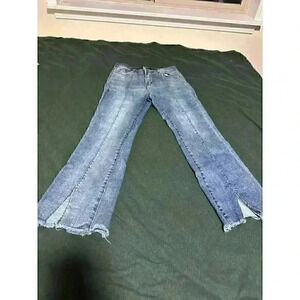 size large (24)  Blue Max woman’s crop jeans. casual summer distressed blue